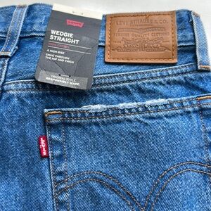 Levi’s wedgie straight  Size 27